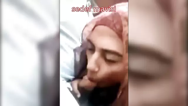 Осетинка в хиджабе красиво сосет член