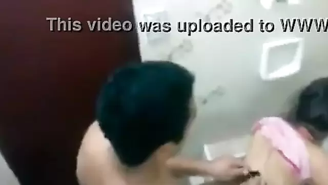Быстрый секс в туалете с женой соседа