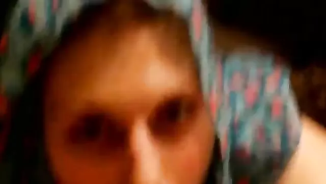 Дагестанка в хиджабе делает нежный минет
